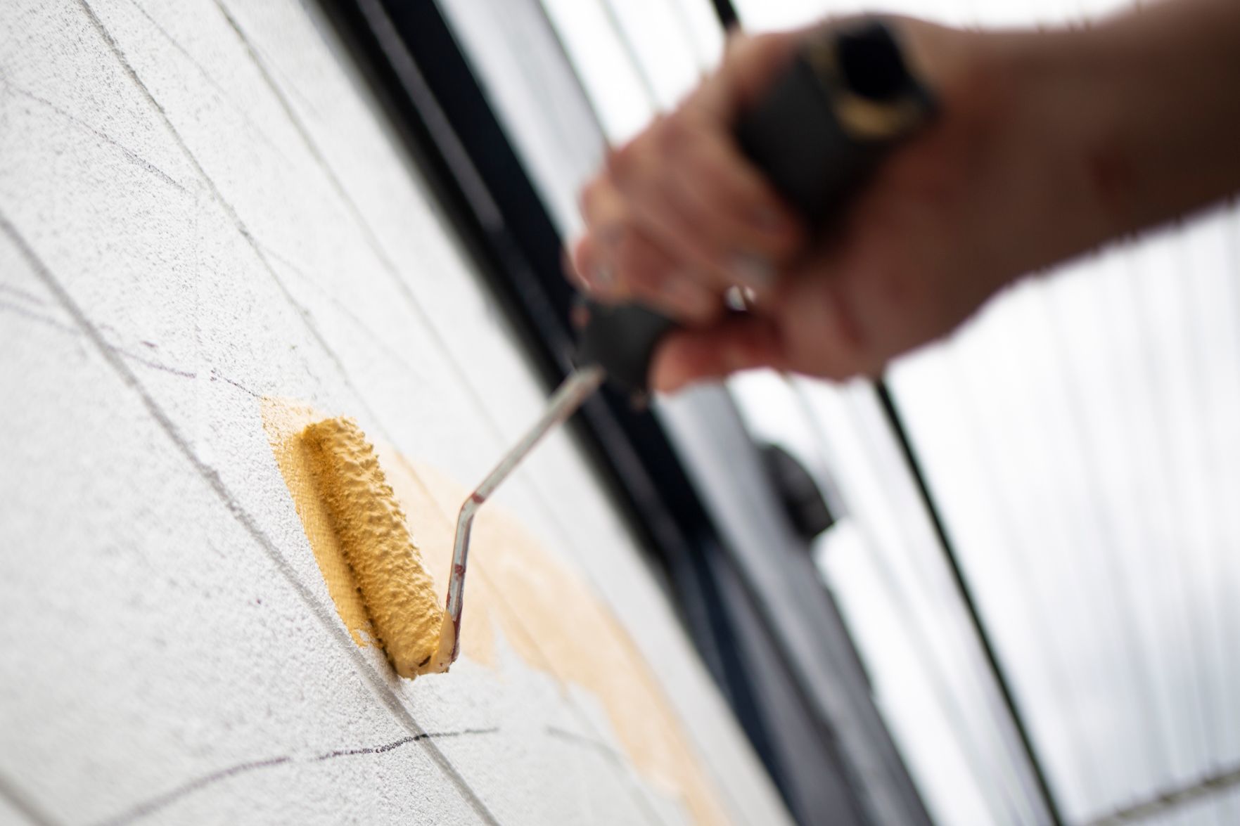 Molly Schiltz paints a mural on The Pub Station